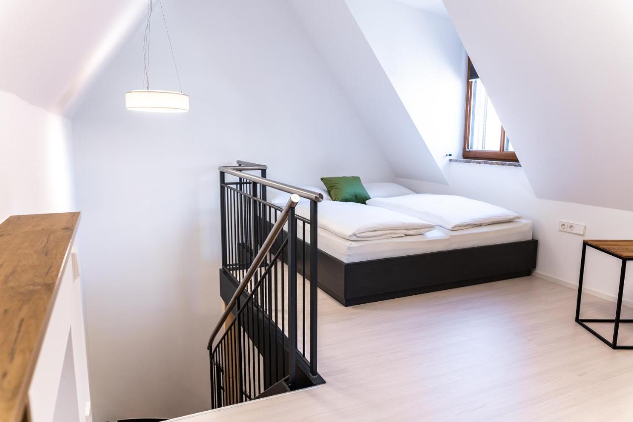 4 Im Hof By Linde *