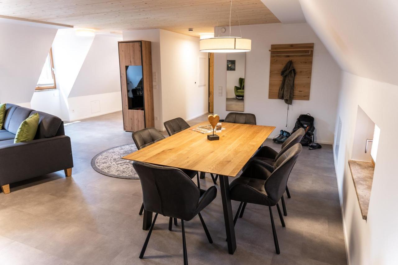 4 Im Hof By Linde *